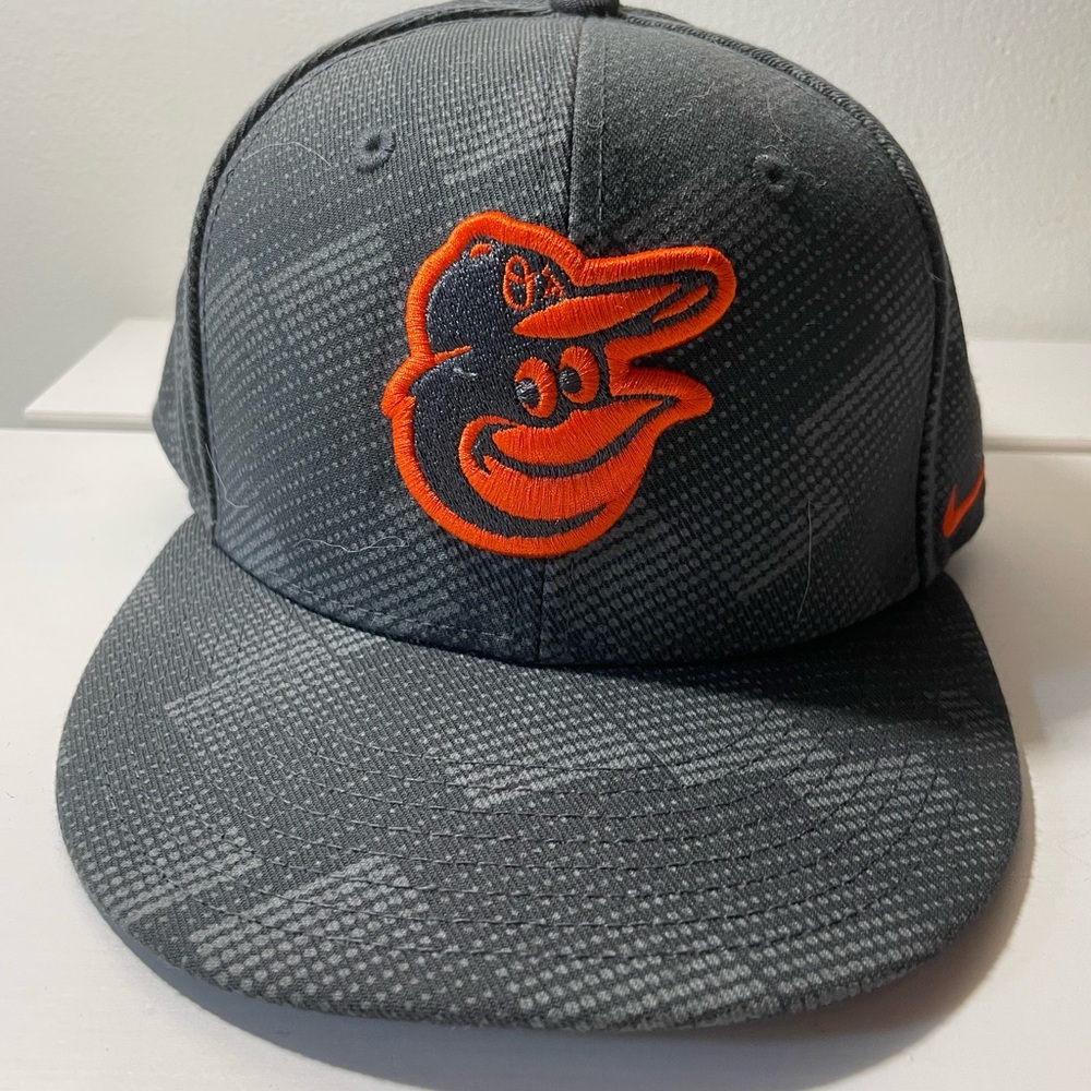 Nike Men’s Dark Gray & Orange Orioles Fitted Hat